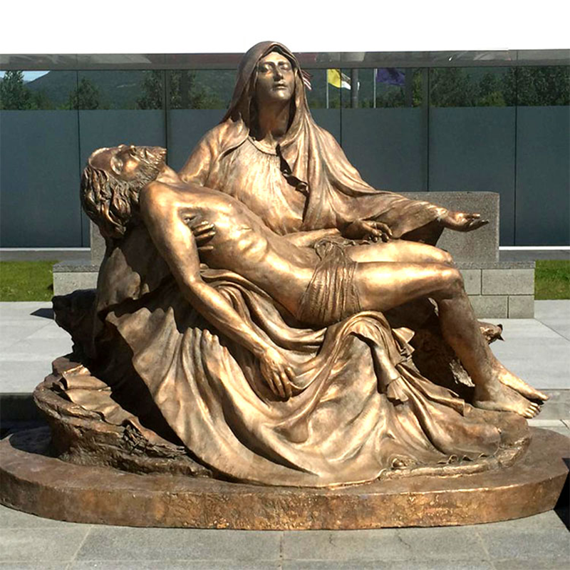 21-vara-Marijas statuja, kas tur mirušo Jēzu
