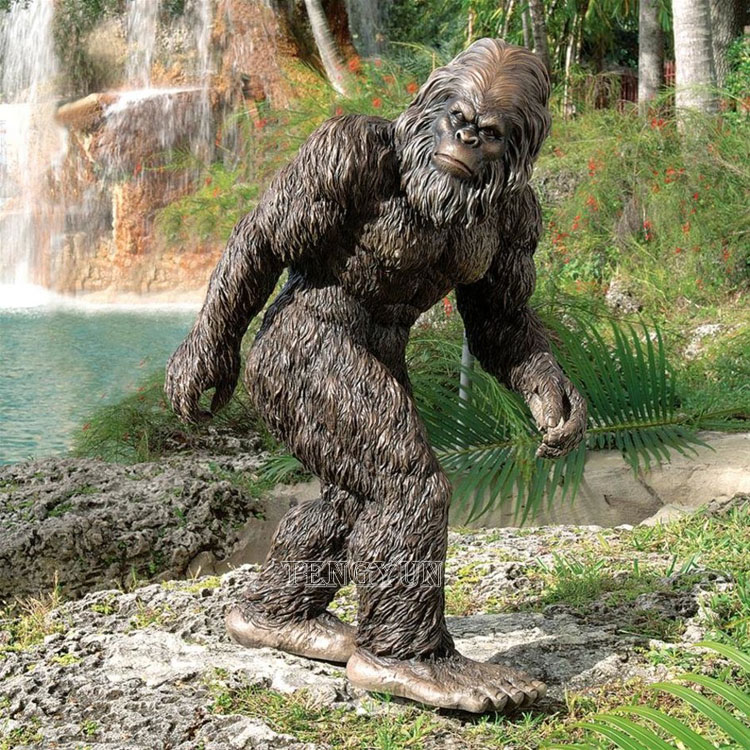 Shitet skulpturë e gorillave në natyrë në natyrë, statujë bronzi Yeti me këmbë të mëdha (1)