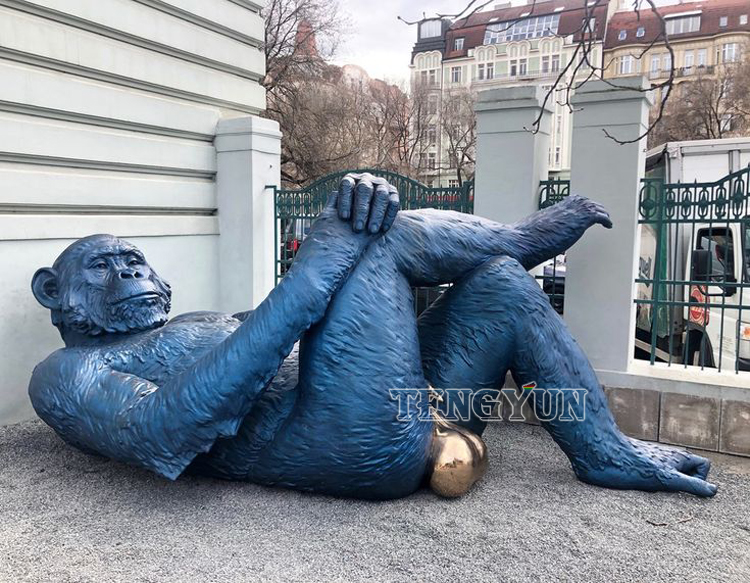 Μεγάλο μεταλλικό ξαπλωμένο άγαλμα μαϊμού σε μπλε χρώμα μπρούτζινο γλυπτό με μπάλες King Kong (1)