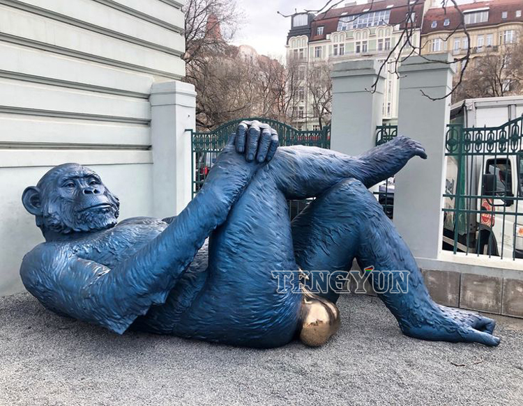 Groot metalen aap liggend beeld blauw kleur brons King Kong ballen sculptuur (1)