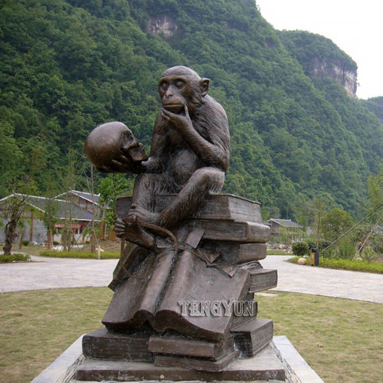 Sculpture de singe en bronze grandeur nature décorative extérieure assis sur des livres avec crâne (1)