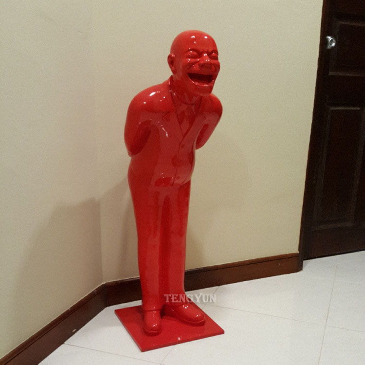 Tiek pārdota sveķu mākslas darbu zāle vai durvju aile dekoratīvā stikla šķiedras dzīvā izmēra sarkana vīrieša statuja (1)