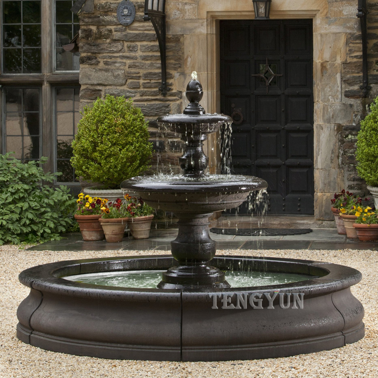 Vodní fontány instalované na nádvoří (5)