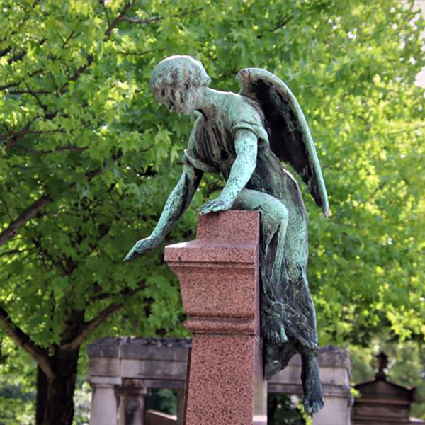 figura d'àngel de bronze