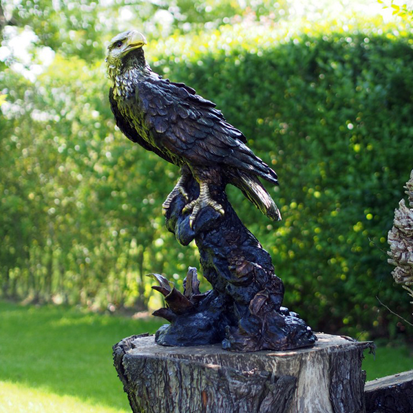 bronzas dzīvnieka ērgļa statuja