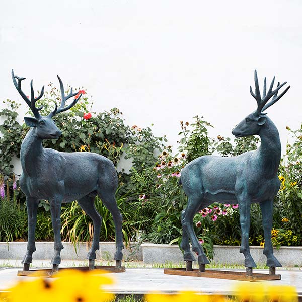 statua di cervo in bronzo