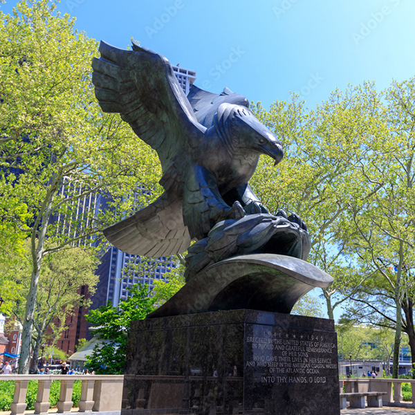 bronzová socha orla