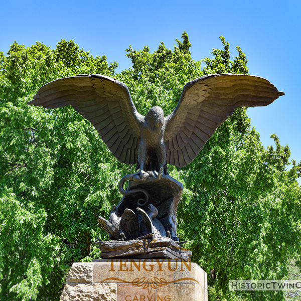 escultura de águila