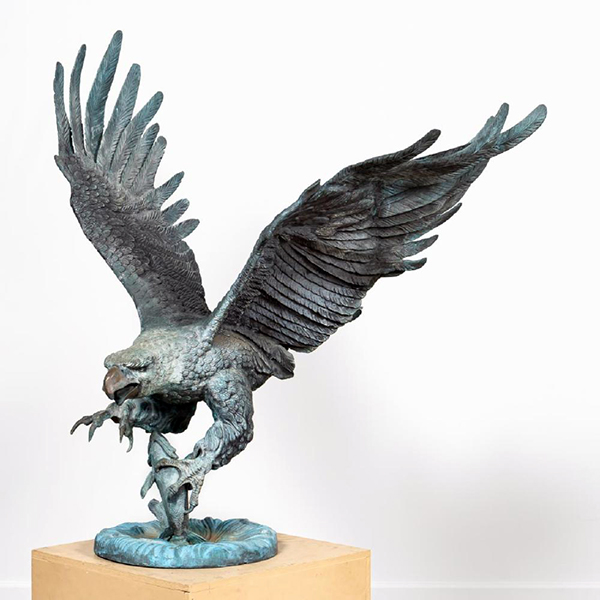 escultura de águia de decoração ao ar livre