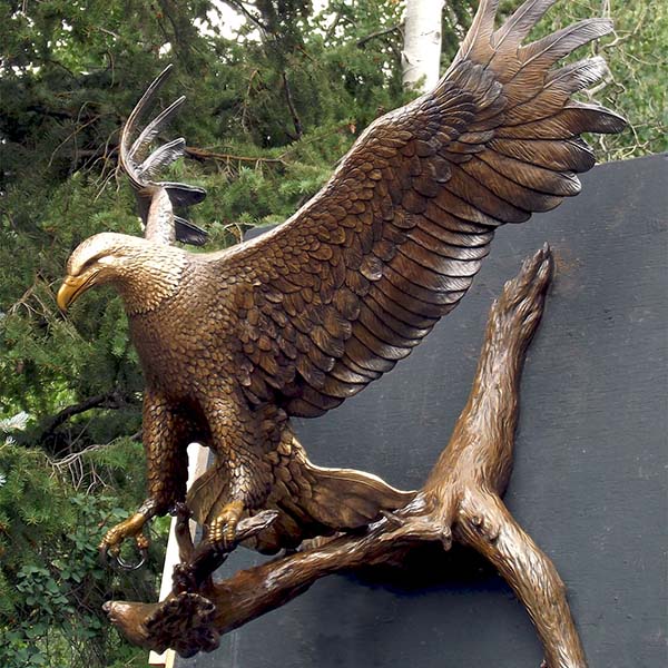 escultura de aguia ao aire libre