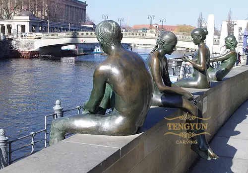 Modern Art City Riverside Decorated Nude Statues Of Seated Men And Women Statues