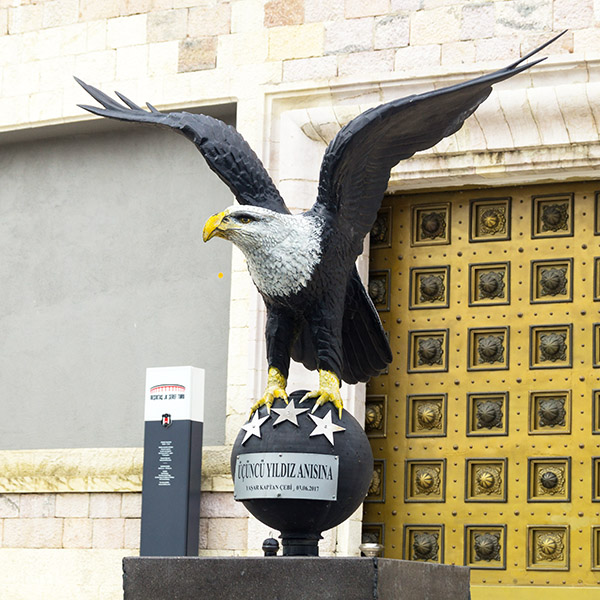 Eagle sculpture ornament