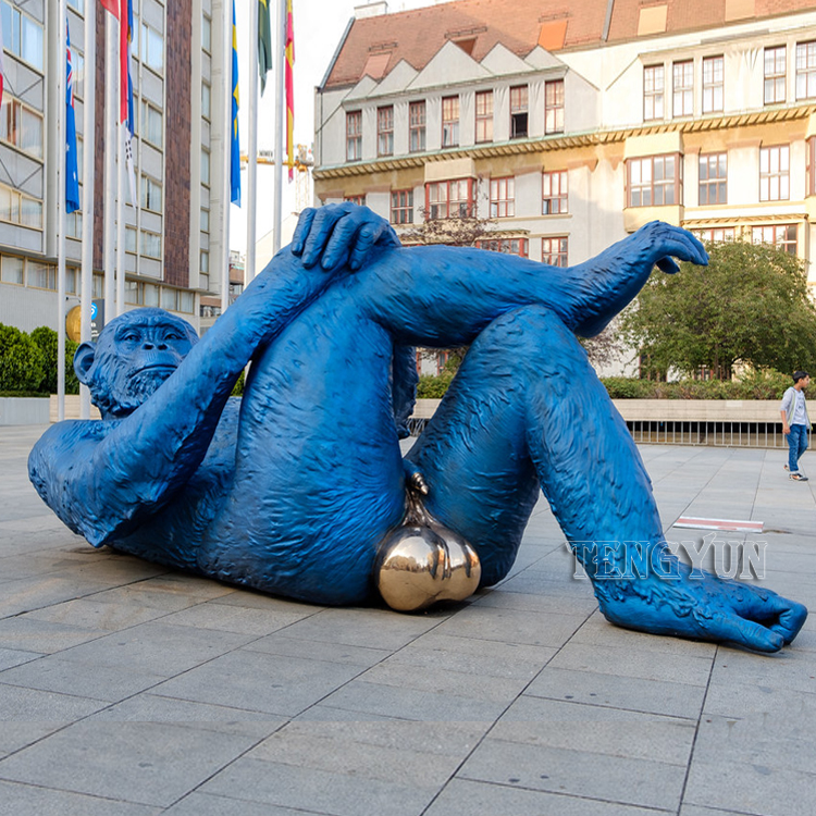 Large metal monky lying statue blue color bronze King Kong balls sculpture  (4)