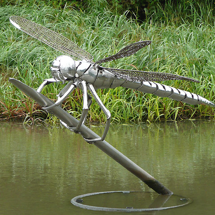Dragonfly sculpture (1)