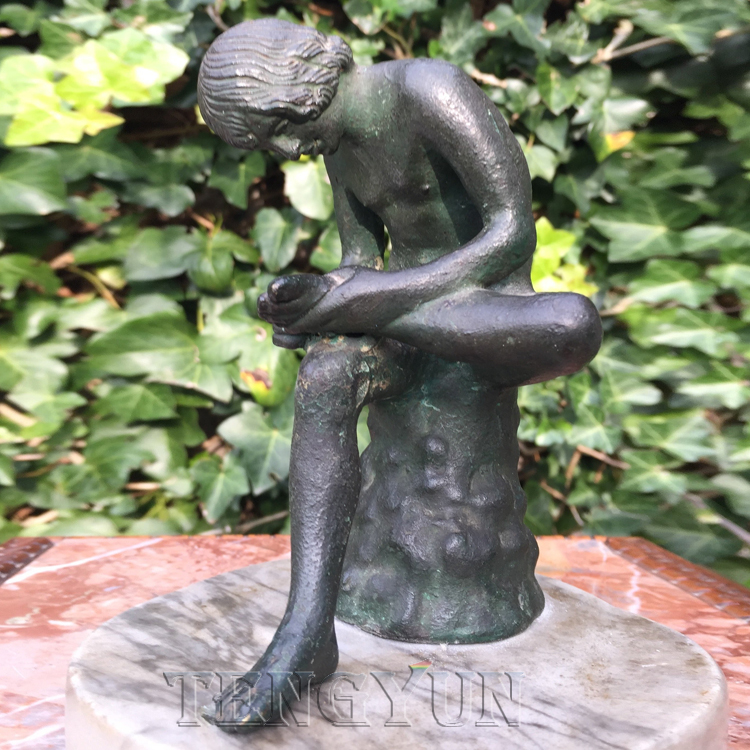 Famous copper Spinario sculpture nude boy pulling a thorn from his foot bronze statue  (5)